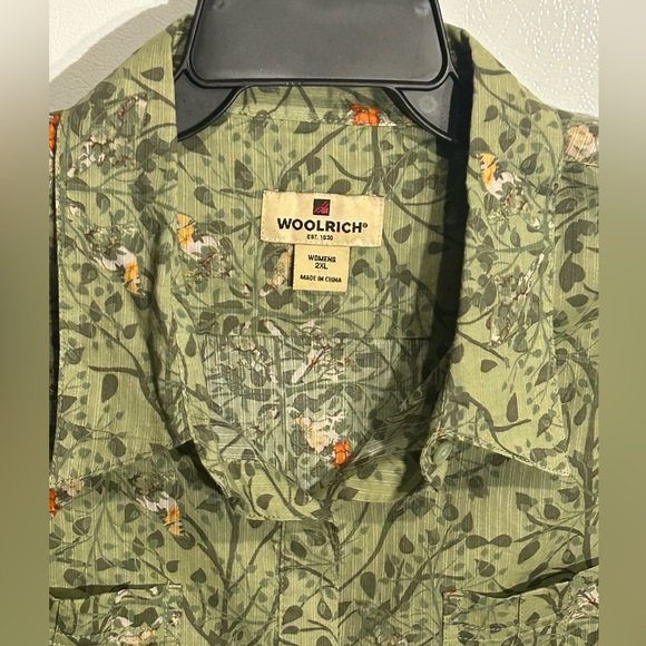 Woolrich blouse with 3/4 roll-tab sleeves and a floral or vine-like pattern.2XL - Picture 3 of 13